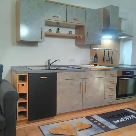 Schoene Ruhige Mit Terrasse Und Parkplatz